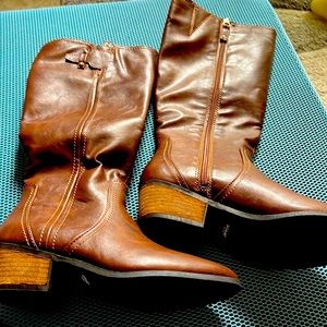 Brand new Dr Scholl’s boots. Size 8 1/2. Zip up, very comfortable and warm.